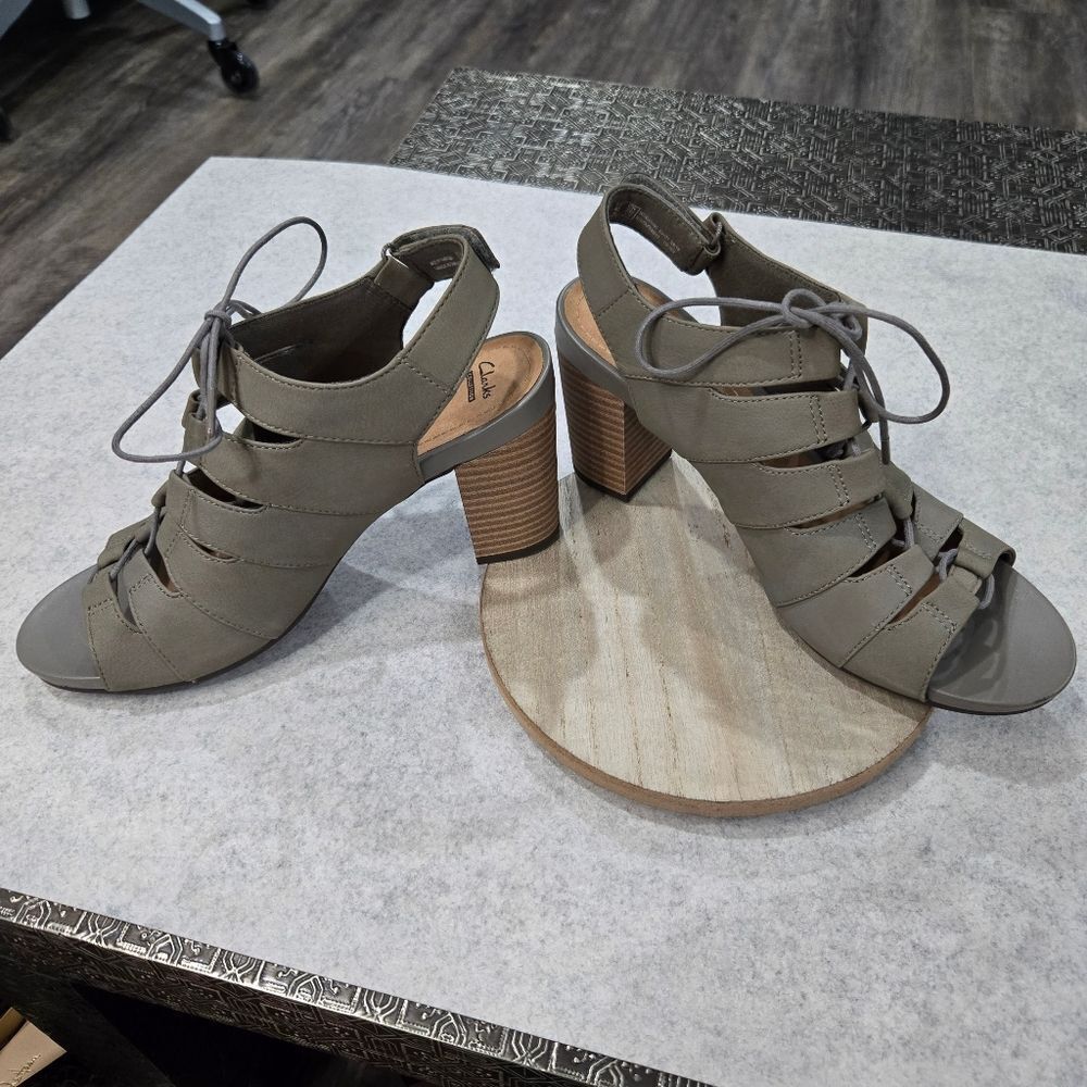 🐢 Clarks Banoy Waneta Lace up Heel Dress Sandal Size 9 Sage Nubuck - Picture 12 of 14